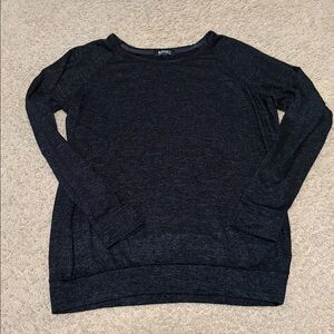 Super soft lightweight sweater/sweatshirt. Sized small by could fit medium.